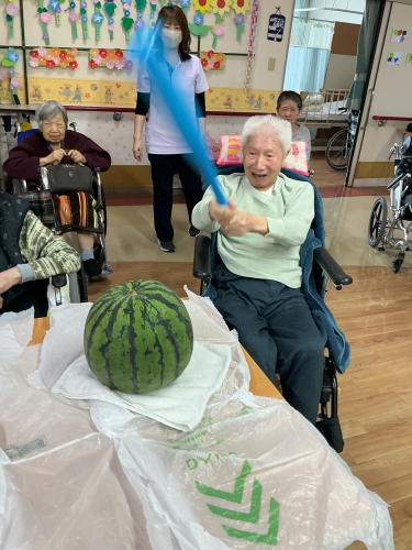 ガーデンハイツ春江　本館２階　すいか割り行事