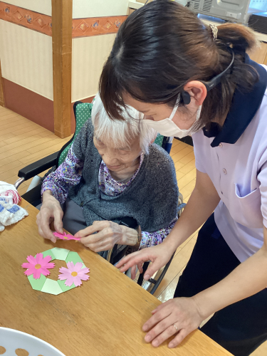 ガーデンハイツ春江　新館2階　コスモスの飾り作り
