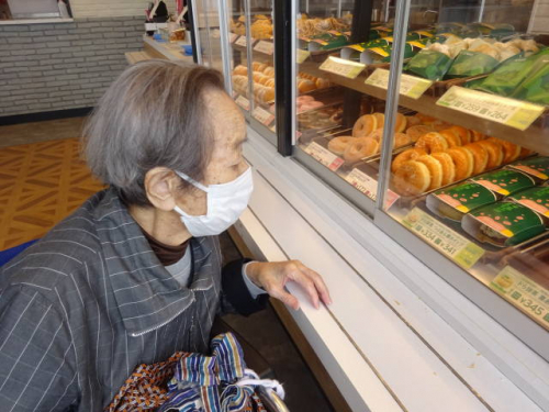 ガーデンハイツ春江　デイサービスセンター　ミスタードーナツ外出