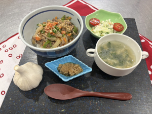 東尋坊ハイツ　行事食「スタミナランチ」